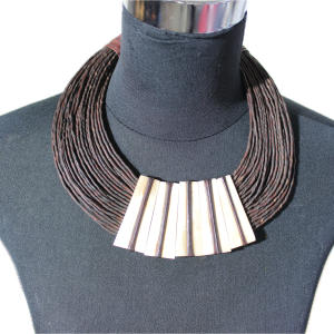 Collier en cordes de cuir superposées à élément central