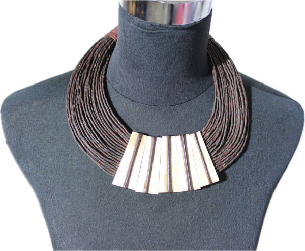 Collier en cordes de cuir superposées à élément central