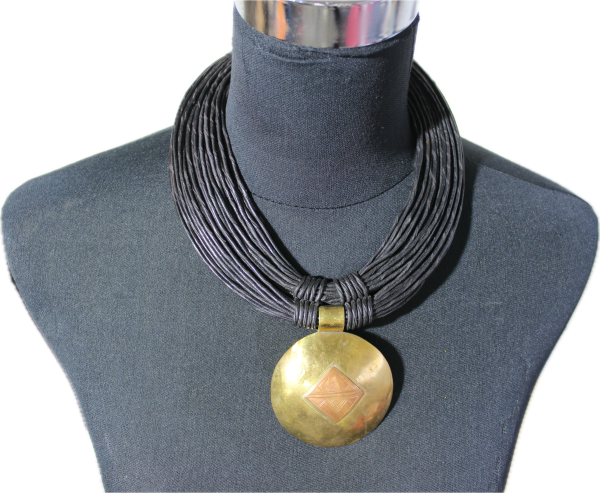 IMG_0845 Collier en cordes de cuir superposées à élément central en laiton