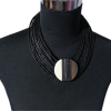 Collier en cordes de cuir superposées à élément central noir et blanc