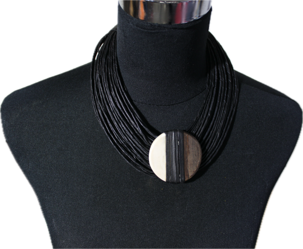 Collier en cordes de cuir superposées à élément central noir et blanc