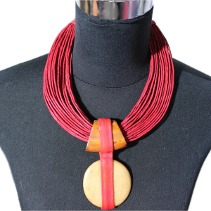 Collier en cordes de cuir superposées à pendentif central