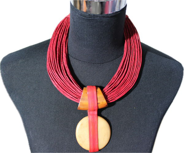 IMG_0847 Collier en cordes de cuir superposées à pendentif central