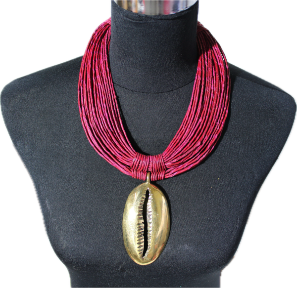 Collier en cordes de cuir superposées à pendentif coquillage