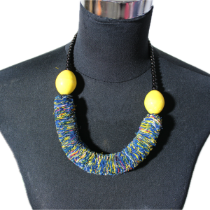 IMG_0867 Collier en tissus à grosses perles - jaune et bleu