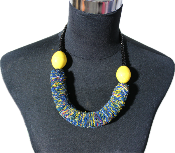 IMG_0867 Collier en tissus à grosses perles - jaune et bleu