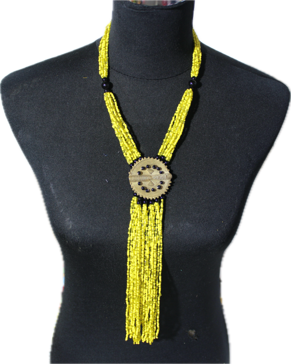 Collier de Perles – médaillon orné et franges - jaune