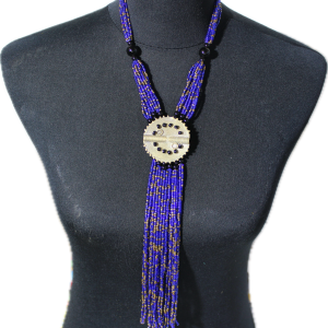 Collier de Perles – médaillon orné et franges - bleu