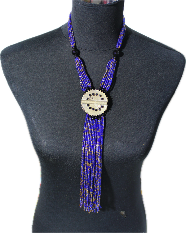 Collier de Perles – médaillon orné et franges - bleu