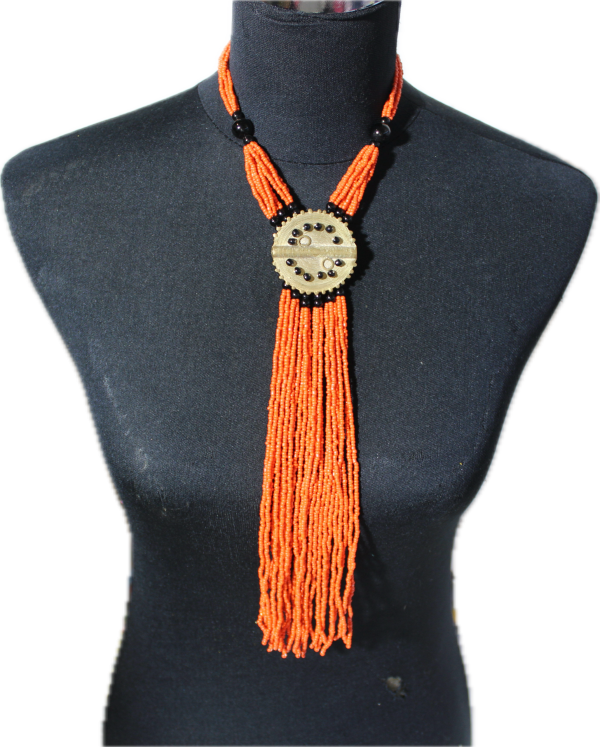 Collier de Perles – médaillon orné et franges - orange