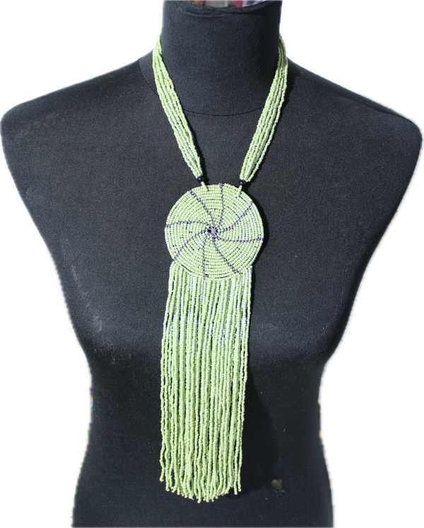 IMG_0874 Collier de Perles - médaillon et franges - vert clair