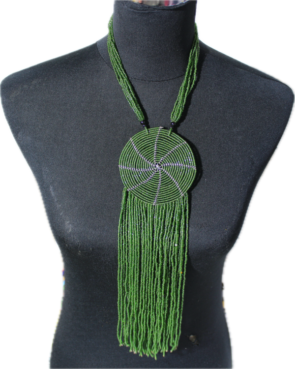 Collier de Perles - médaillon et franges - vert foncé