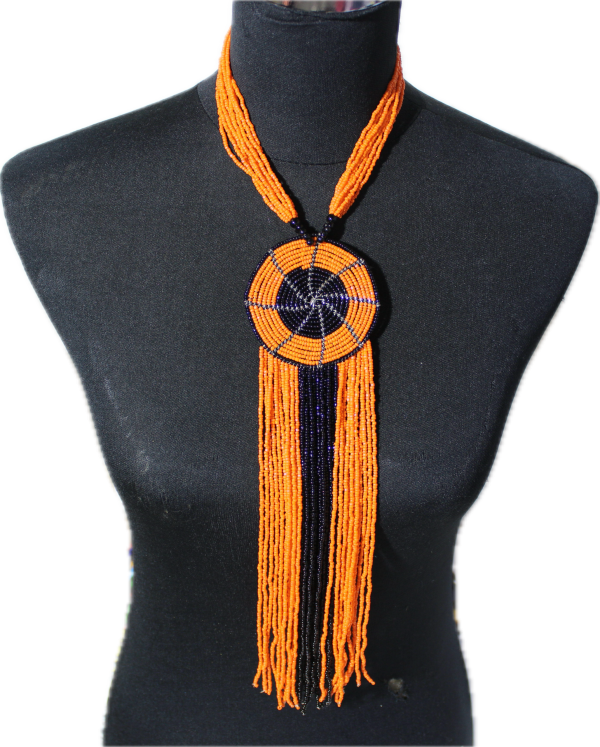 IMG_0879 Collier de Perles - médaillon bicolore et franges - orange/noir