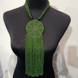 WhatsApp Image 2026-01-16 at 16.00.56 Collier de Perles - médaillon et franges - vert foncé