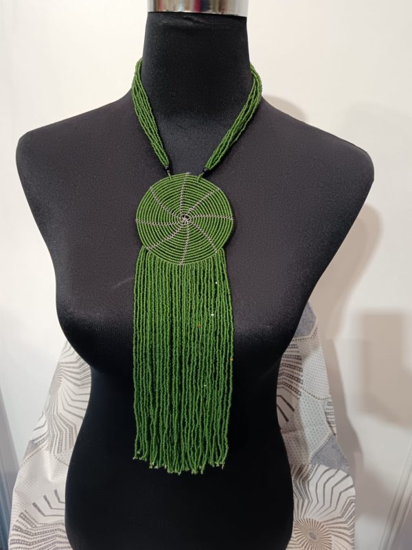 Collier de Perles - médaillon et franges - vert foncé