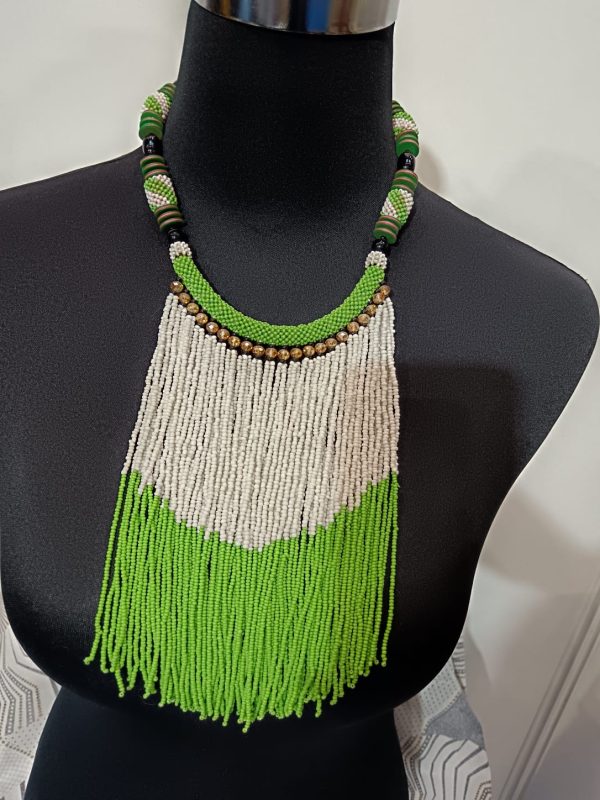 WhatsApp Image 2026-01-16 at 16.00.57 (1) Collier en perles tubulaires à franges de perles - Vert et blanc