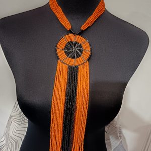 Collier de Perles - médaillon bicolore et franges - orange/noir