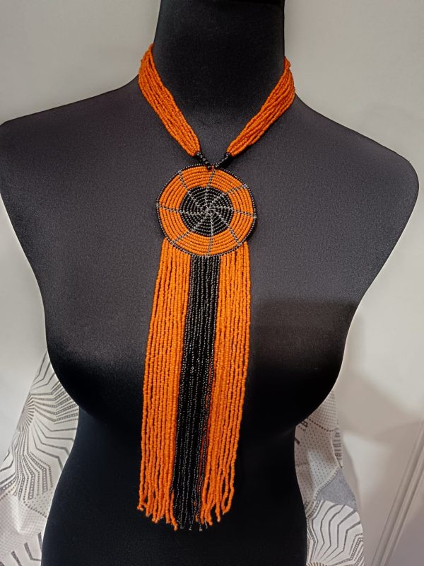 WhatsApp Image 2026-01-16 at 16.00.57 Collier de Perles - médaillon bicolore et franges - orange/noir
