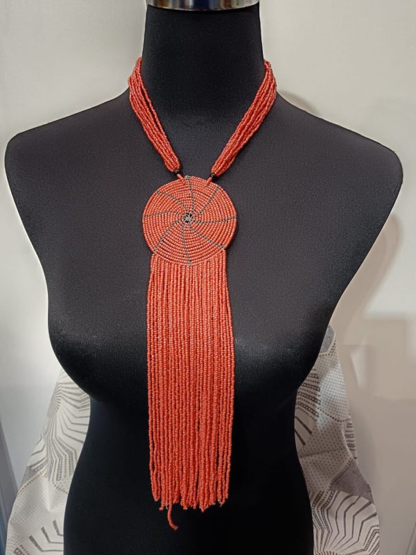 WhatsApp Image 2026-01-16 at 16.00.58 (1) Collier de Perles - médaillon et franges - corail