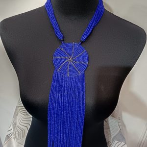 WhatsApp Image 2026-01-16 at 16.00.58 Collier de Perles - médaillon et franges - bleu marine