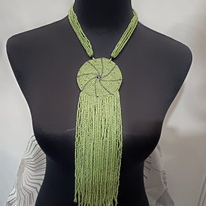 WhatsApp Image 2026-01-16 at 16.00.59 (2) Collier de Perles - médaillon et franges - vert clair