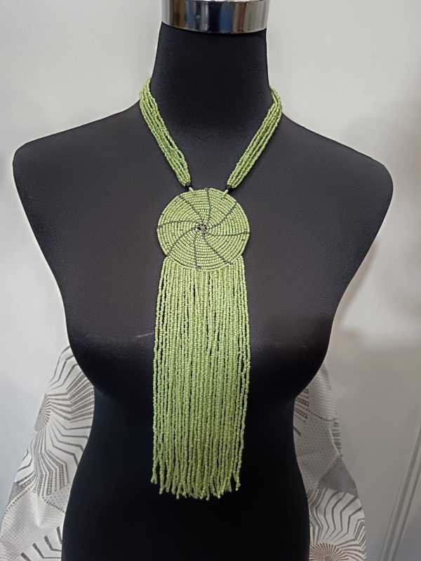 WhatsApp Image 2026-01-16 at 16.00.59 (2) Collier de Perles - médaillon et franges - vert clair