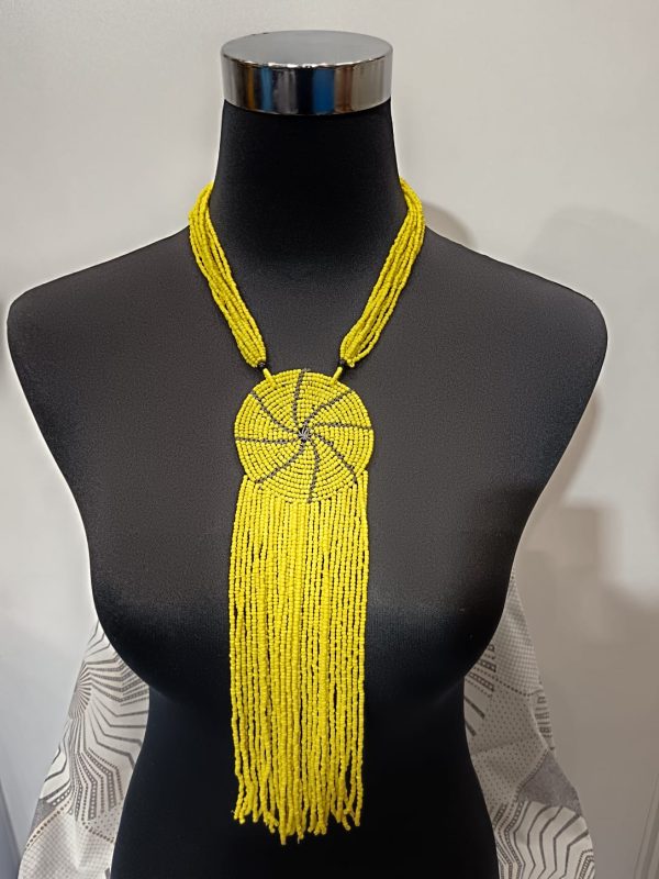 WhatsApp Image 2026-01-16 at 16.00.59 Collier de Perles - médaillon et franges - Jaune