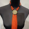 Collier de Perles – médaillon orné et franges - orange