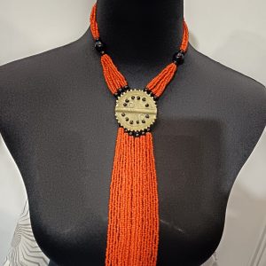Collier de Perles – médaillon orné et franges - orange