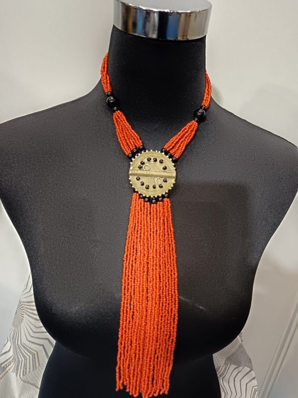 Collier de Perles – médaillon orné et franges - orange