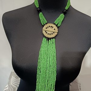 WhatsApp Image 2026-01-16 at 16.01.00 Collier de Perles – médaillon orné et franges - Vert