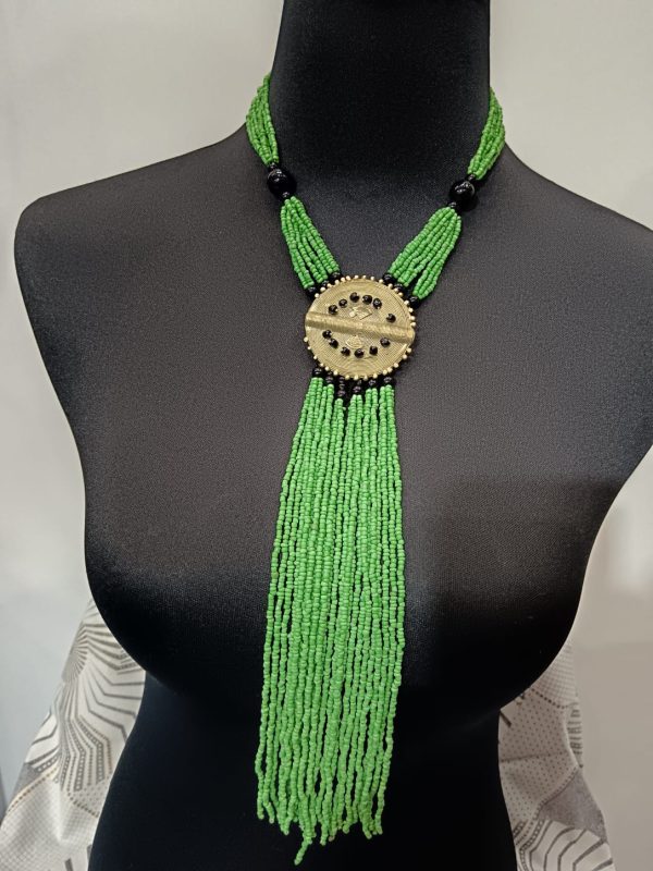 WhatsApp Image 2026-01-16 at 16.01.00 Collier de Perles – médaillon orné et franges - Vert