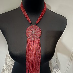 WhatsApp Image 2026-01-16 at 16.01.01 (1) Collier de Perles - médaillon et franges - rouge