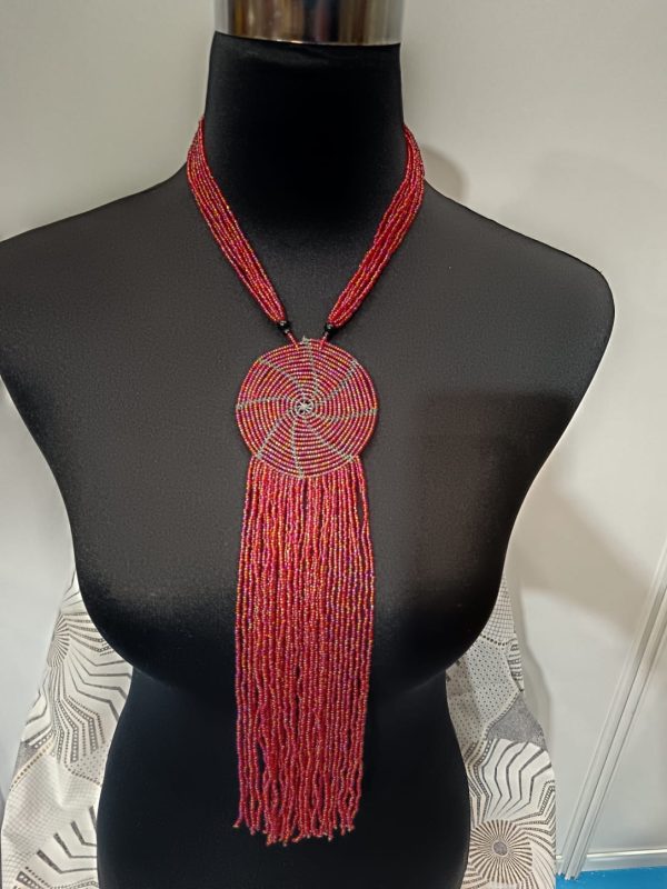 WhatsApp Image 2026-01-16 at 16.01.01 (1) Collier de Perles - médaillon et franges - rouge