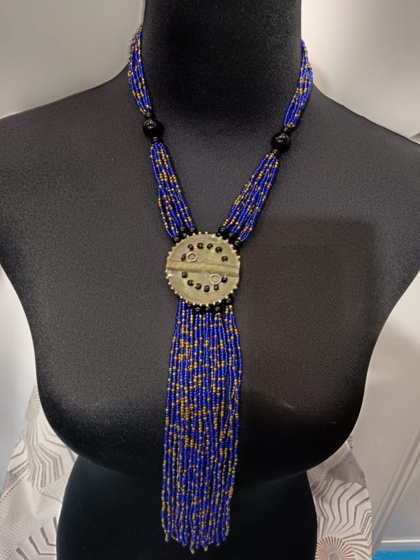 Collier de Perles – médaillon orné et franges - bleu