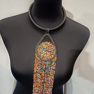WhatsApp Image 2026-01-16 at 16.01.02 (1) Collier en cuir à pendentif central et franges de perles - multicolore