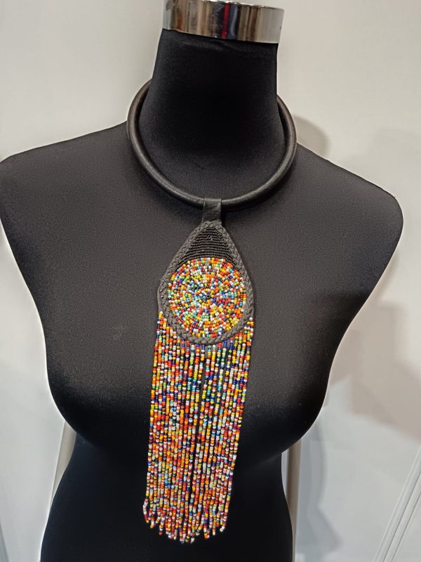 Collier en cuir à pendentif central et franges de perles - multicolore