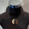 Collier en cordes de cuir superposées à élément central noir et blanc