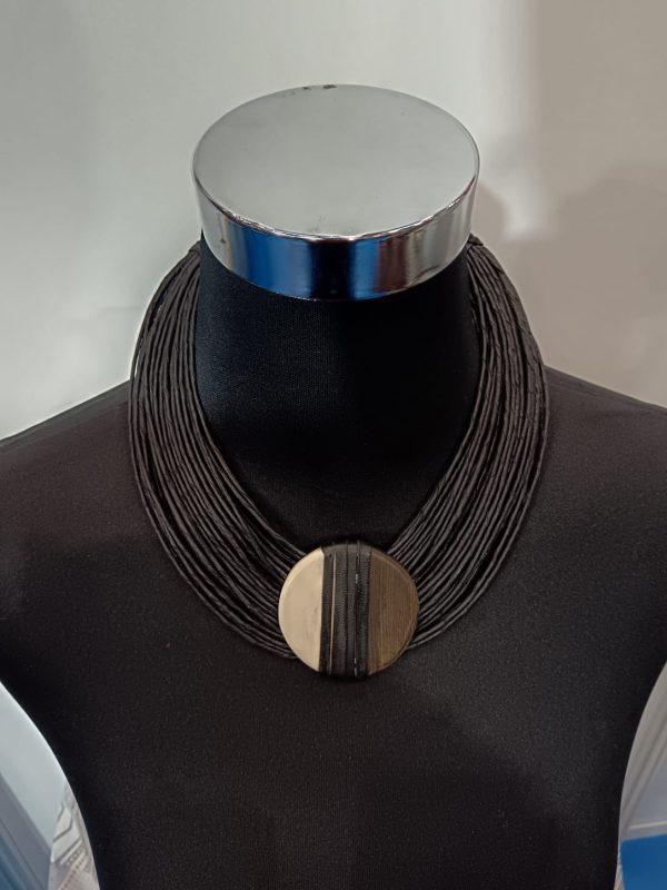 Collier en cordes de cuir superposées à élément central noir et blanc