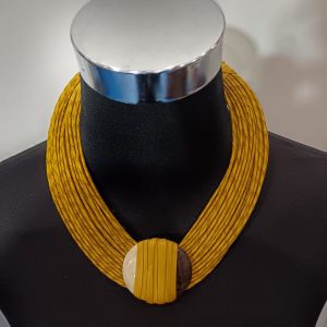 WhatsApp Image 2026-01-16 at 16.43.48 (1) Collier en cordes de cuir superposées à élément central - Jaune