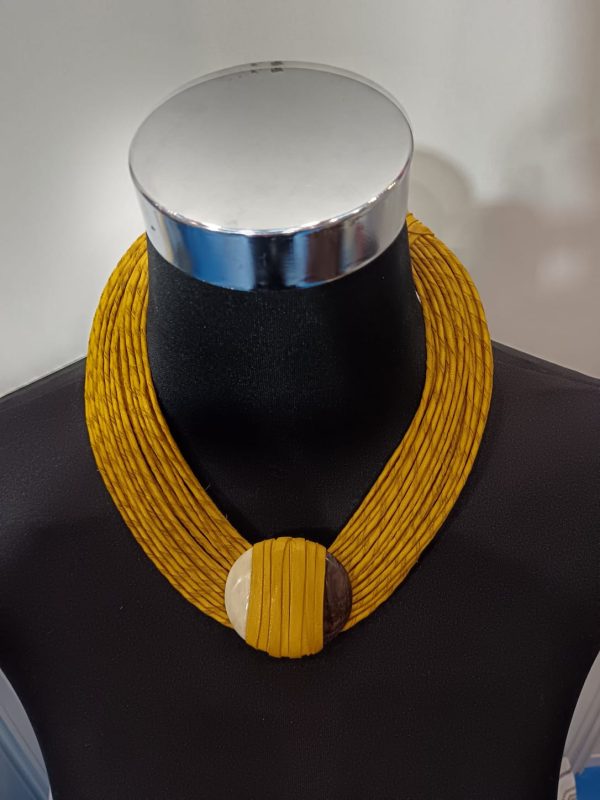 Collier en cordes de cuir superposées à élément central - Jaune