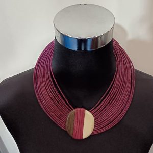 WhatsApp Image 2026-01-16 at 16.43.48 (2) Collier en cordes de cuir superposées à élément central - Fuchsia