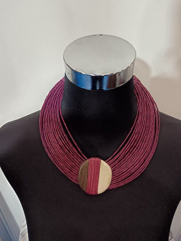 Collier en cordes de cuir superposées à élément central - Fuchsia
