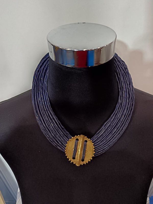 Collier en cordes de cuir superposées à élément central - Bleu