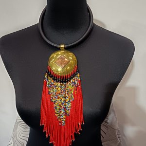 WhatsApp Image 2026-01-16 at 16.43.53 Collier en cuir à pendentif central et franges de perles