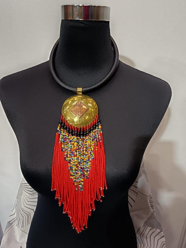 Collier en cuir à pendentif central et franges de perles