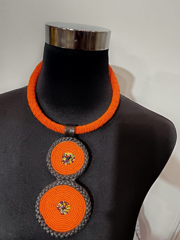 WhatsApp Image 2026-01-16 at 16.50.48 (1) Collier en perles tubulaires à double pendentif - Orange