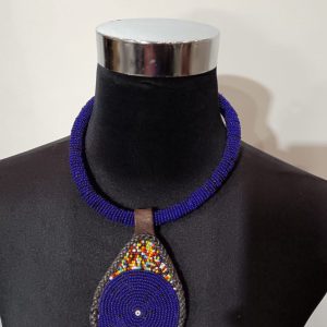 Collier en perles tubulaires à pendentif - Bleu marine