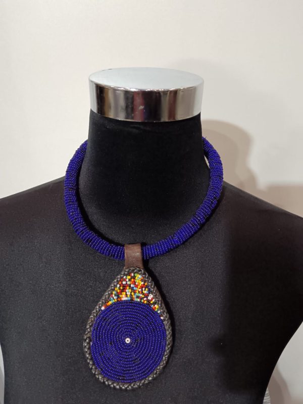 WhatsApp Image 2026-01-16 at 16.50.48 (3) Collier en perles tubulaires à pendentif - Bleu marine