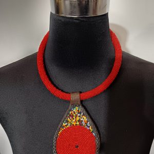 Collier en perles tubulaires à pendentif - Rouge